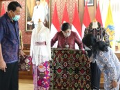 Ketua Dekranasda Bali Putri Suastini Koster dengan Kain Tenun Endek - foto: Istimewa