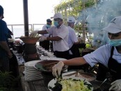 Pekerja restoran melayani tamu dengan menerapkan protokol kesehatan yang ketat - foto: Wahyu Siswadi/Koranjuri.com