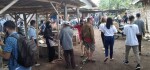 Blusukan ke Pasar Wirotaman, Relawan Banyumili Sosialisasikan Paslon Bayu