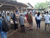 Blusukan ke Pasar Wirotaman, Kutoarjo, Sabtu (31/10/2020) pagi, relawan Banyumili sosialisasikan Paslon Bayu (Agus Bastian-Yuli Hastuti) dengan bagi-bagi masker dan gambar - foto: Sujono/Koranjuri.com