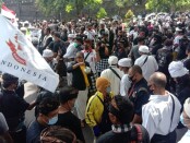 Aksi massa saat menyampaikan pendapat terhadap statemen Anggota DPD RI, Gusti Ngurah Arya Wedakarna (AWK) yang dinilai kontroversial pada Selasa, 3 November 2020 - foto: Istimewa