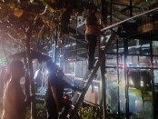 Petugas Pemadam Kebakaran Kabupaten Gianyar tengah memadamkan api di Omah Gelato, Jalan Raya Tebongkang Desa Singakerta, Ubud, Sabtu (14/11) malam - foto: Catur/Koranjuri.com