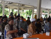 50 pensiunan PNS di lingkungan Pemkab Purworejo, Senin (07/12/2020), mengikuti Bimbingan Teknis (Bimtek) kewirausahaan membuat minuman di Hotel Ganesha - foto: Sujono/Koranjuri.com