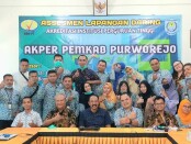 Keluarga besar Akper Pemkab Purworejo berfoto bersama, usai Assesmen Lapangan Daring dalam rangka akreditasi - foto: Sujono/Koranjuri.com