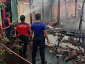 Petugas Pemadam Kebakaran Kabupaten Gianyar saat melakukan proses pemadaman api yang membakar bangunan bale dangin milik salah seorang warga di Banjar Pande Sidan, Kamis (10/12) - foto: foto: Catur/Koranjuri.com