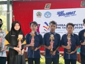 Enam siswa SMK N 6 Purworejo, peraih juara dalam LKS (Lomba Kompetensi Siswa) SMK tingkat Kabupaten Purworejo - foto: Sujono/Koranjuri.com