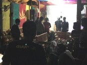Petugas gabungan saat melakukan sidak kafe di Desa Mas, Kecamatan Ubud, Gianyar, Sabtu (19/12/2020) malam - foto: Catur/Koranjuri.com