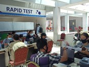 Penumpang di Bandara Ngurah Rai melakukan rapid test Antigen, Senin, 21 Desember 2020 - foto: Koranjuri.com