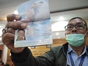 Petugas Kantor Wilayah Hukum dan HAM Provinsi Bali menunjukkan paspor Kristen Antoinette Gray, Selasa, 19 Januari 2021 - foto: Koranjuri.com