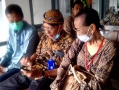 RM. Gunadi Joko Pikukuh (Koordinator Tim Ahli Waris Sriwedari) saat mendampingi keluarga ahli waris - foto: Istimewa