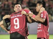 Penyerang Bali United, Ilija Spasojevic dirangkul temannya Stefano Lilipaly dan kapten tim Fadil Sausu usai mencetak gol - foto: Istimewa