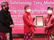 Gubernur Bali, Wayan Koster memberikan penghargaan Bali Kérthi Nugraha Mahottama kepada 2 tokoh Bali yang telah mengabdikan diri untuk pelestarian Bahasa, Aksara, dan Sastra Bali - foto: Istimewa