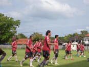 Skuat Mitra Devata gelar latihan jelang lakoni 3 laga friendly match sebelum Nyepi 2021 - foto: Koranjuri.com