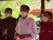 Presiden Joko Widodo bersama Gubernur Bali Wayan Koster (kanan) meninjau vaksinasi dari kalangan umat beragama, budayawan, pemuda dan masyarakat, Selasa, 16 Maret 2021 - foto: Koranjuri.com