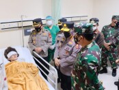 Kapolri Jenderal Listyo Sigit Prabowo bersama Panglima TNI Marsekal Hadi Tjahjanto menjenguk korban ledakan bom di RS Polri Makassar. Kapolri menyampaikan bahwa ada dua orang yang sudah selesai menjalani operasi - foto: Istimewa
