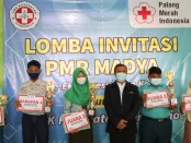 Kepala SMK Kesehatan Purworejo, Nuryadin, S.Sos, MPd, foto bersama para pemenang Lomba Invitasi PMR Tingkat Madya SMK Kesehatan Purworejo se eks Karisidenan Kedu, Rabu (07/04/2021) - foto: Sujono/Koranjuri.com