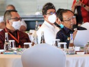 Gubernur Bali Wayan Koster (kanan) bersama Kepala Perwakilan wilayah Bank Indonesia Provinsi Bali Trisno Nugroho saat menghadiri acara 'Sarasehan Akselerasi Pemulihan Ekonomi Nasional-Temu Stakeholders' di Avurpa Kempinski Bali, Nusa Dua, pada Jumat (9/4/2021) - foto: Istimewa