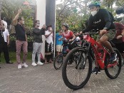Wakil Bupati Kabupaten Badung I Ketut Suiasa didampingi inisiator kegiatan dari 'Aku for Bali' Isyanita Tungga Dewi membuka gelaran fun bike dari Legian Beach, Minggu, 11 April 2021 - foto: Koranjuri.com