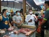 Bupati Kabupaten Klungkung I Nyoman Suwirta memantau harga-harga kebutuhan pokok di Pasar Umum Galiran dan Pasar Seni Semarapura menjelang Hari Raya Galungan dan Kuningan pada Minggu (11/4/2021) - foto: Istimewa