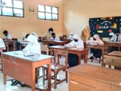 Siswa-siswa SMPN 4 Purworejo, saat mengikuti hari pertama Ujian Sekolah, Senin (19/04/2021) - foto: Sujono/Koranjuri.com