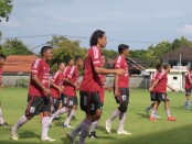 Skuat Mitra Devata berlatih jelang menghadapi tiga laga di Bulan Mei 2021 - foto: Yan Daulaka