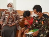Wabup Purworejo Yuli Hastuti, saat mengunjungi salah satu keluarga korban, Selasa (25/05/2021) - foto: Sujono/Koranjuri.com