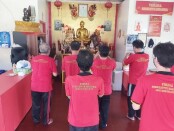Sejumlah narapidana beragama Budha melakukan persembahyangan - foto: Istimewa