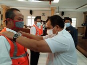 Pemakaian rompi kepada petugas survey jalan oleh Sekda Said Romadhon, menandai dilaunchingnya aplikasi Jalan Aman, Rabu (16/06/2021) - foto: Sujono/Koranjuri.com