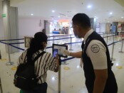 Calon penumpang di Bandara Ngurah Rai Bali melakukan barcode scanning aplikasi PeduliLindungi - foto: Istimewa