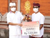 Gubernur Bali Wayan Koster menyerahkan hadiah pemenang lomba desain kemasan arak Bali - foto: Istimewa