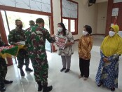 Keterangan gambar : Danrem 074/Surakarta secara simbolis menyerahkan kunci RTLH kepada warga masyarakat Kota Solo di aula Dharmawangasa komplek Kodim 0735/Surakarta/foto: koranjuri