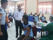 Karutan Purworejo, Muhammad Mukaffi, saat memantau jalannya vaksinasi, Kamis (12/08/2021) - foto: Sujono/Koranjuri.com