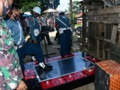 Polisi Militer AL (Pomal) dan Tim Intel Lantamal I TNI AL menggerebek pesta narkoba dan perjudian di Kawasan Benteng Sungai Deli, Medan Labuhan - foto: Istimewa