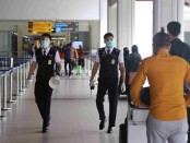 Petugas di Bandara Internasional Ngurah Rai Bali melakukan inspeksi penerapan prokes kepada calon penumpang pesawat - foto: Istimewa