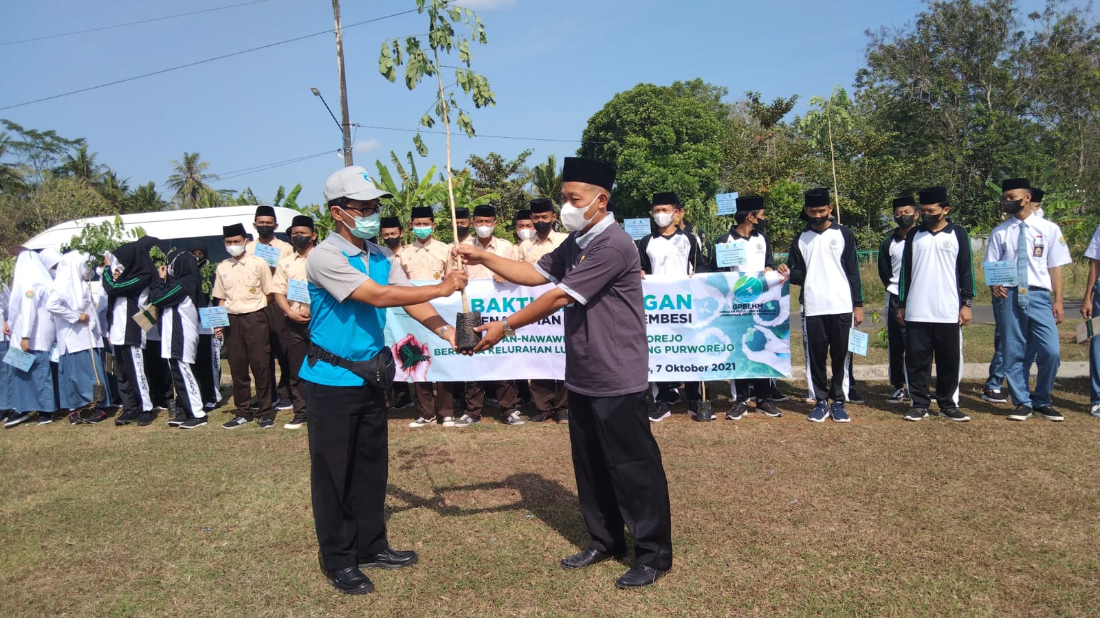 Gerakan Peduli dan Berbudaya Lingkungan Hidup (GPBLH), MA An Nawawi, Berjan Purworejo di Kelurahan Lugosobo, yang ditandai dengan penanaman pohon trembesi, Kamis (07/10/2021) - foto: Sujono/Korajuri.com