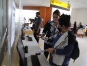 Skrining aplikasi PeduliLindungi yang dilakukan penumpang di Bandara Internasional I Gusti Ngurah Rai Bali - foto: Istimewa