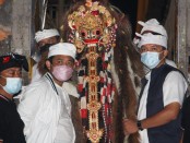 Masyarakat yang menjalankan tradisi di Bali tetap berpegang pada protokol kesehatan dengan menerapkan protokol 6M - foto: Istimewa