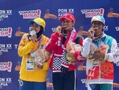 Maria Natalia Londa (tengah) meraih emas di PON XX Papua - foto: Yan Daulaka/Koranjuri.com