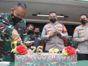 Personel Polres Metro Jakarta Barat rayakan HUT ke-76 TNI di Makodim 0503 JB, Selasa, 5 Oktober 2021 - foto: Istimewa