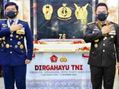 Kapolri Jenderal Listyo Sigit Prabowo (kanan) bersama Panglima TNI Marsekal Hadi Tjahjanto (kiri) - foto: Istimewa