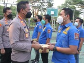 6 anggota satnarkoba Polres Metro Jakarta Barat mendapat penghargaan karena berhasil mengungkap sejumlah kasus narkotika selama triwulan terakhir tahun 2021 - foto: Istimewa
