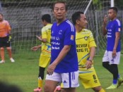 Gelandang Mitra Devata, Purwanto Iman Santoso (biru) dikawal ketat pemain Forever Young FC Rico Ceper (kuning) - foto: Yan Daulaka