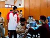 Hidayat Nurhamid, MPd, Kepala SMP N 12 Purworejo, saat memantau jalannya vaksinasi kedua, Sabtu (06/11/2021) - foto: Sujono/Koranjuri.com