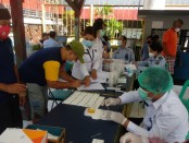 Narapidana di lapas Kelas IIB Singaraja mengikuti tes urine - foto: Istimewa