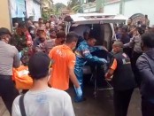 Petugas saat mengevakusi jasad korban untuk dibawa ke RS - foto: Sujono/Koranjuri.com