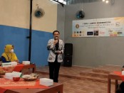 Ketua PGRI Kabupaten Purworejo saat memberikan arahan pada final lomba mendongeng di Coffee and Resto Satria Bogowonto Kelurahan Pangenrejo, Jum'at (19/11/2021) - foto: Sujono/Koranjuri.com