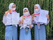 Tiga siswa SMK Kesehatan Purworejo, peraih juara 2 Nasional Lomba Solve a Thon 2021 - foto: Sujono/Koranjuri.com