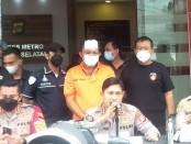 Setelah dilumpuhkan dengan timah panas petugas, pelaku perampokan dan penyanderaan tiga karyawan Indogadai di Jagakarsa, Jakarta Selatan berhasil ditangkap -  foto: Istimewa