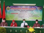Pelaksanaan Workshop di SMK TKM Purworejo, Selasa (28/12/2021), yang dibuka secara resmi oleh Dr. Nikmah Nurbaity, S.Pd., M.Pd.B.I, Kacabdin Pendidikan Wilayah VIII Provinsi Jateng - foto: Sujono/Koranjuri.com