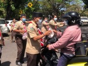 Kwarda Bali membagikan ratusan nasi bungkus kepada masyarakat Denpasar, yang dilaksanakan di depan kantor Kwarda Bali, Renon Denpasar - foto: Istimewa